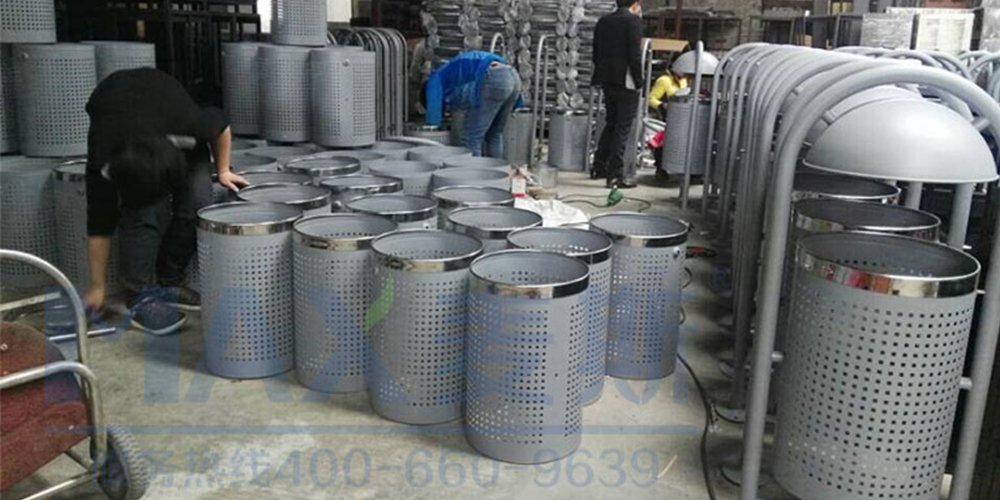 盧森堡客戶定制垃圾桶順利出產(chǎn)！